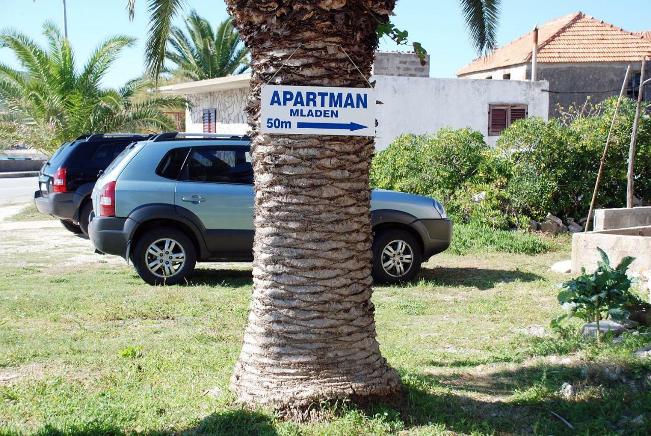 Apartments Mladen Sućuraj Exteriör bild